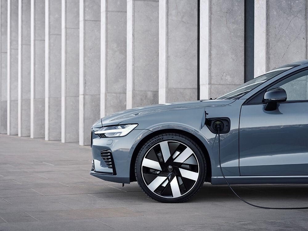 S60 Recharge T8, Thunder Grey